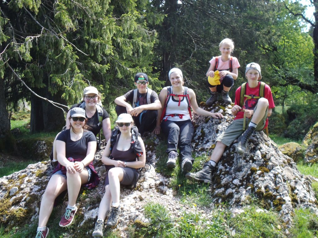 Gruppe Jugendlicher auf einem kleinen Felsen sitzend
