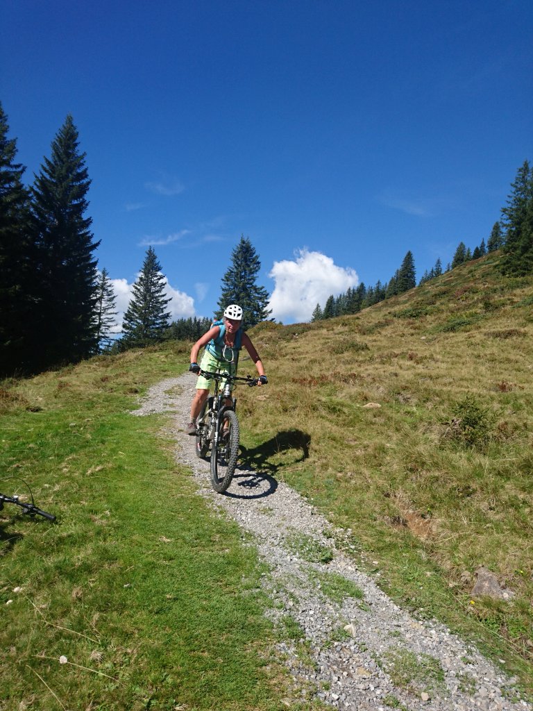 Mountainbikerin bei der Bergabfahrt