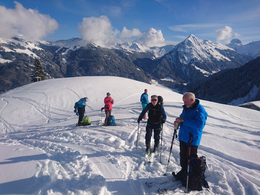 Skitorengruppe bei der Rast im Schnee