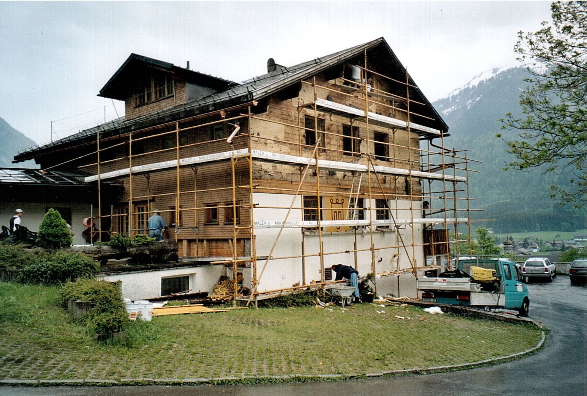 Foto Haus Don Bosco in Au-Rehmen eingerüstet